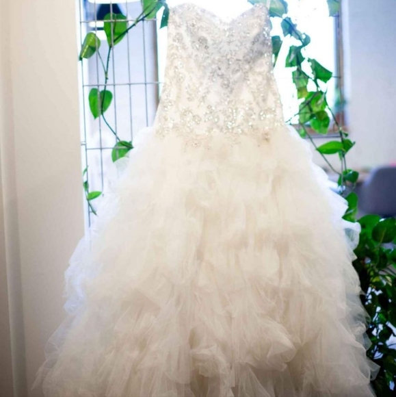 David's Bridal Strapless Corset Tulle Wedding Dress with Ruffled Skirt Size 14 - Picture 1 of 6